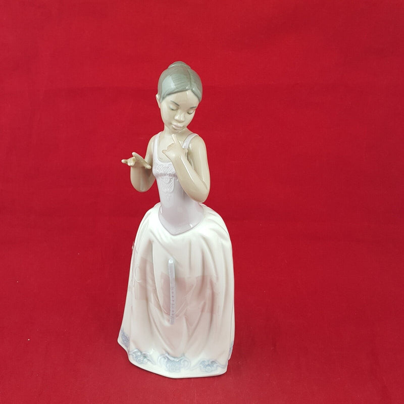 Lladro Nao Figurine 1339 - Notes On The Wind / Girl Playing Flute - 6584 L/N