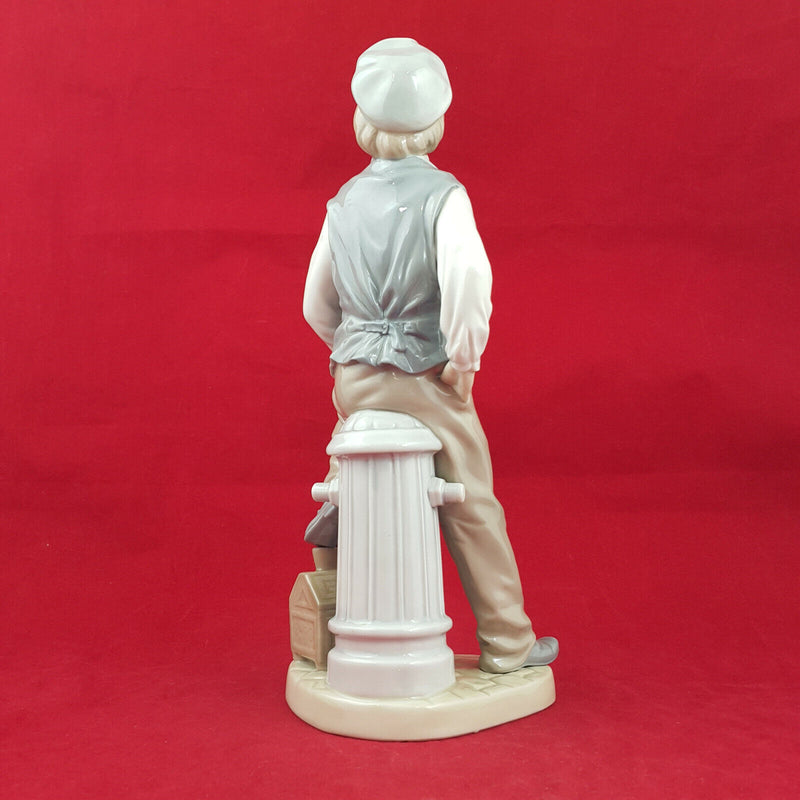 Nao By Lladro - Shoeshine Boy 2054 - L/N 1006