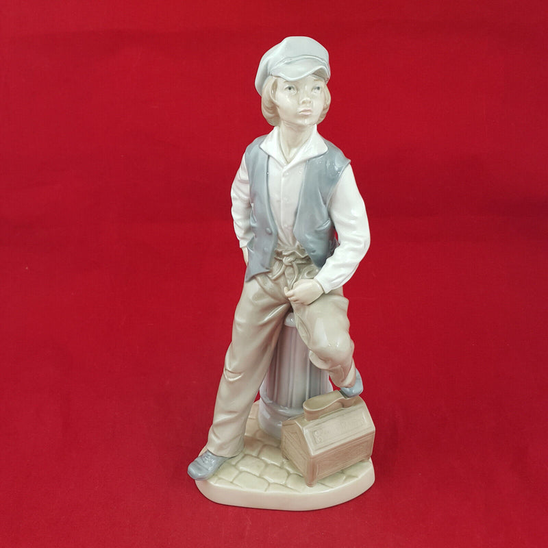 Nao By Lladro - Shoeshine Boy 2054 - L/N 1006