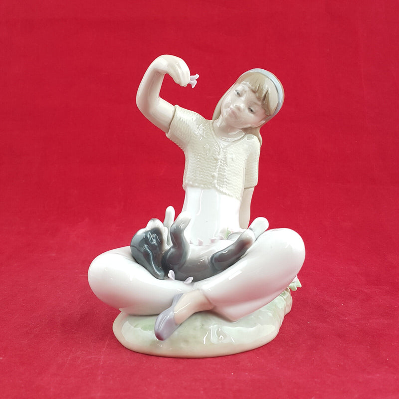 Lladro - Playtime With Petals 7711 (Boxed) - L/N 2104