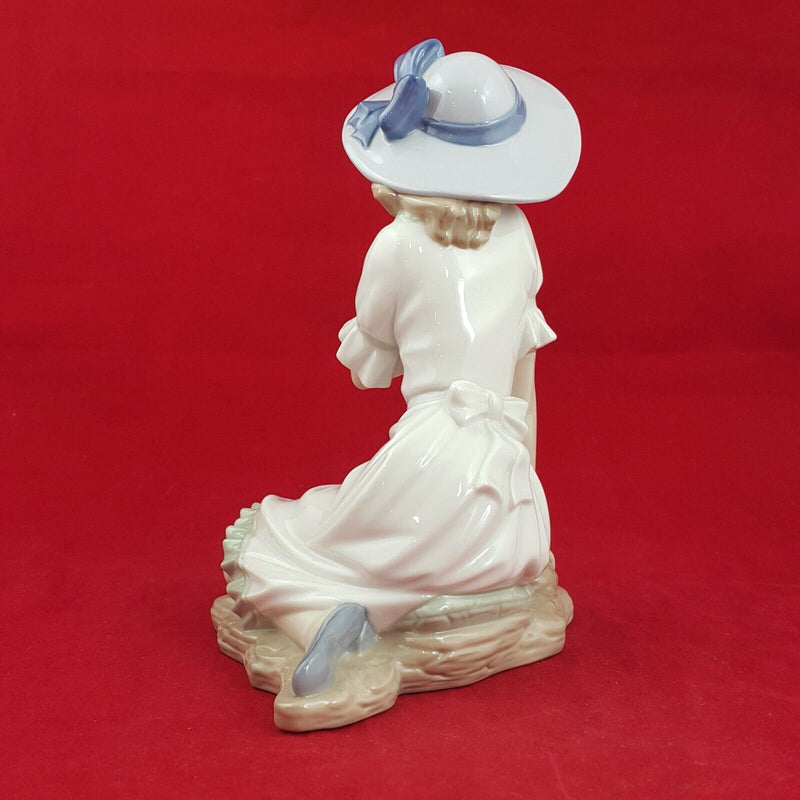 Nao By Lladro - Meadow Song 1365 - L/N 1011