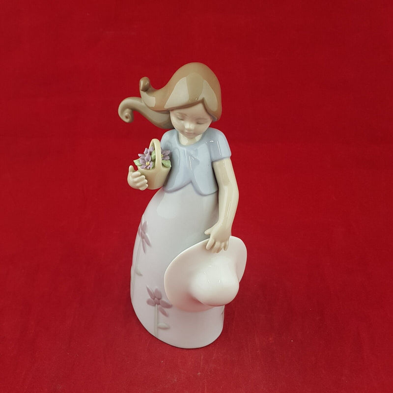 Lladro Figurine 8043 - Little Violet - 6695 L/N