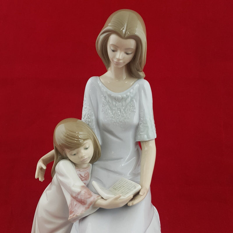 Lladro Figurine 5457 Mother & Daughter Bedtime Story - 6776 L/N