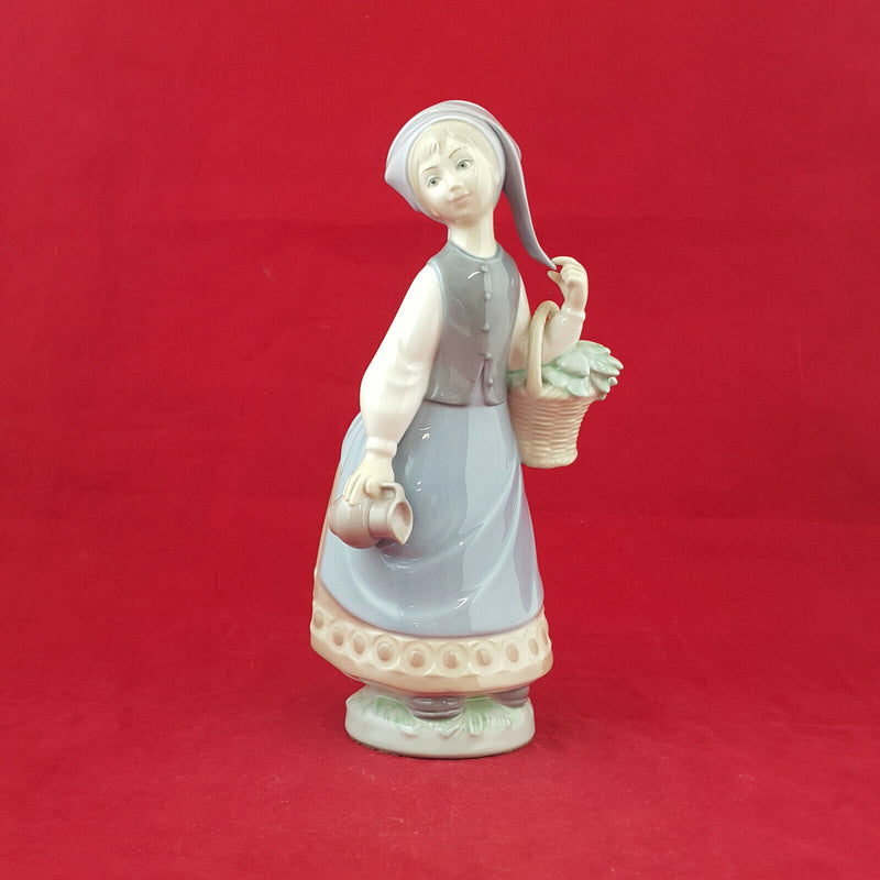 Lladro - Woman With Scarf 5024 - L/N 1024 – Amazing Antiques Etc.