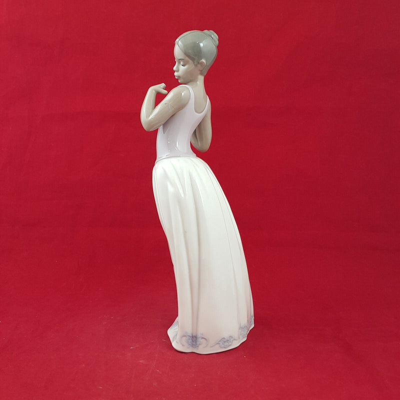 Nao By Lladro - Notes On The Wind 1339 - L/N 1216