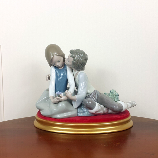 Lladro Nao Figurine Lovers - Boy Kissing Girl (Damaged) - 7069 L/N
