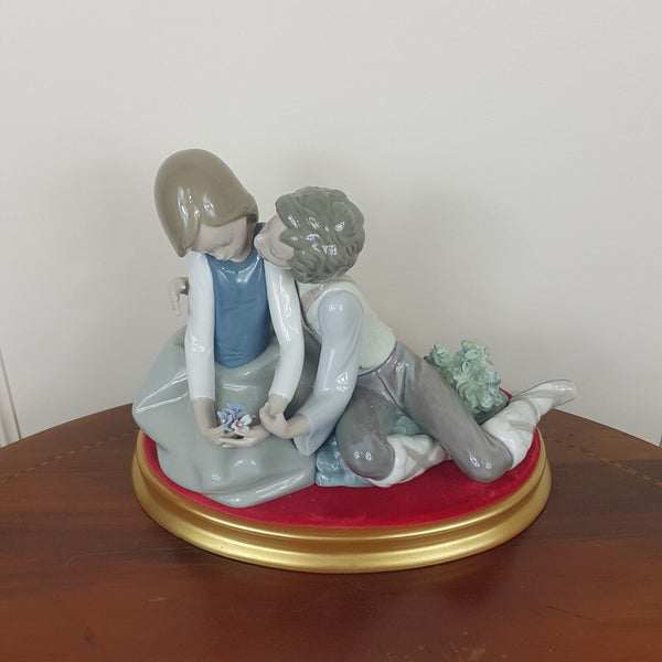 Lladro Nao Figurine Lovers - Boy Kissing Girl (Damaged) - 7069 L/N