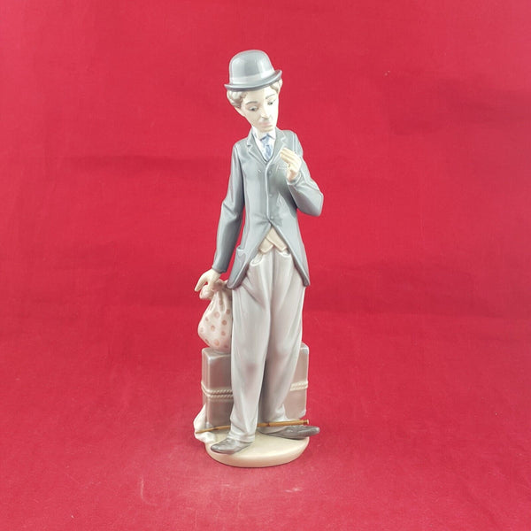 Lladro Figurine 5233 - Charlie The Tramp with Cane - 13 TF