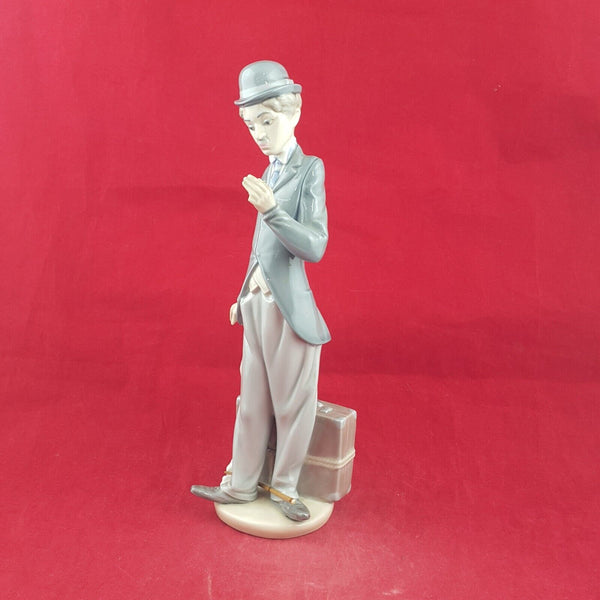 Lladro Figurine 5233 - Charlie The Tramp with Cane - 13 TF