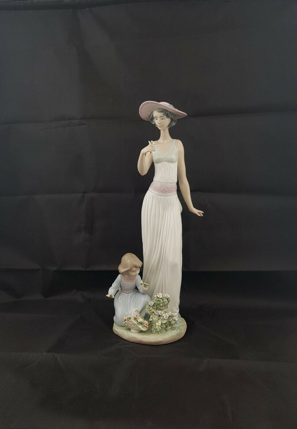 Lladro Figurine Lady with Child and Flowers In Bloom Model 6648 - Flower Broken