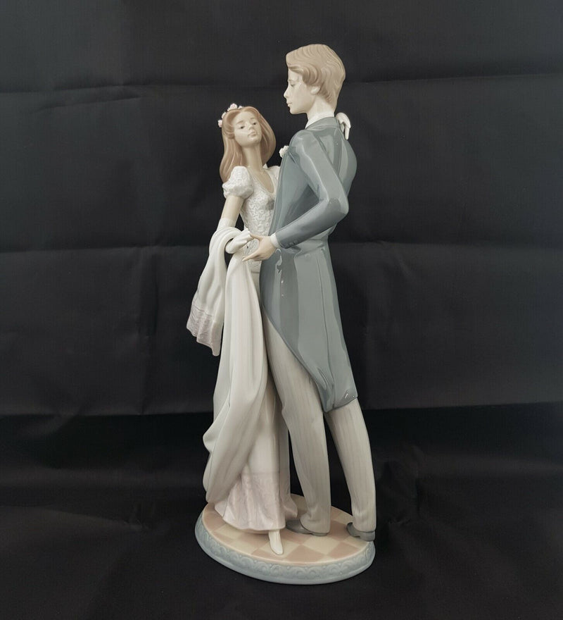 Lladro Figurine I Love You Truly Model 1528