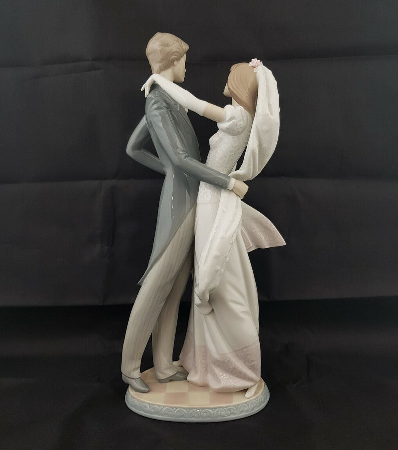 Lladro Figurine I Love You Truly Model 1528
