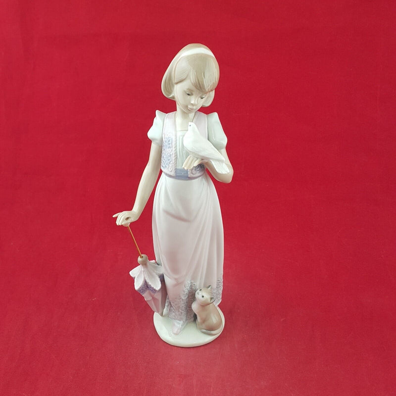 Lladro Figurine 7611 Summer Stroll - 7582 L/N – Amazing Antiques Etc.