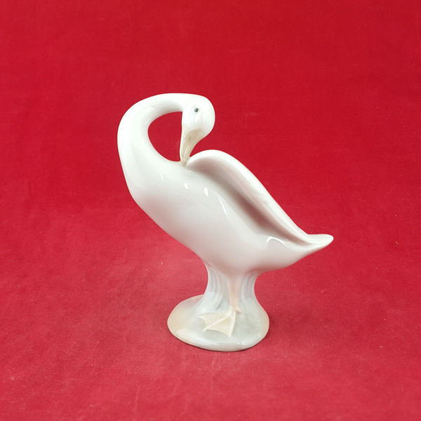 Lladro - Little Duck Beak In Wing 4553 - L/N 2333