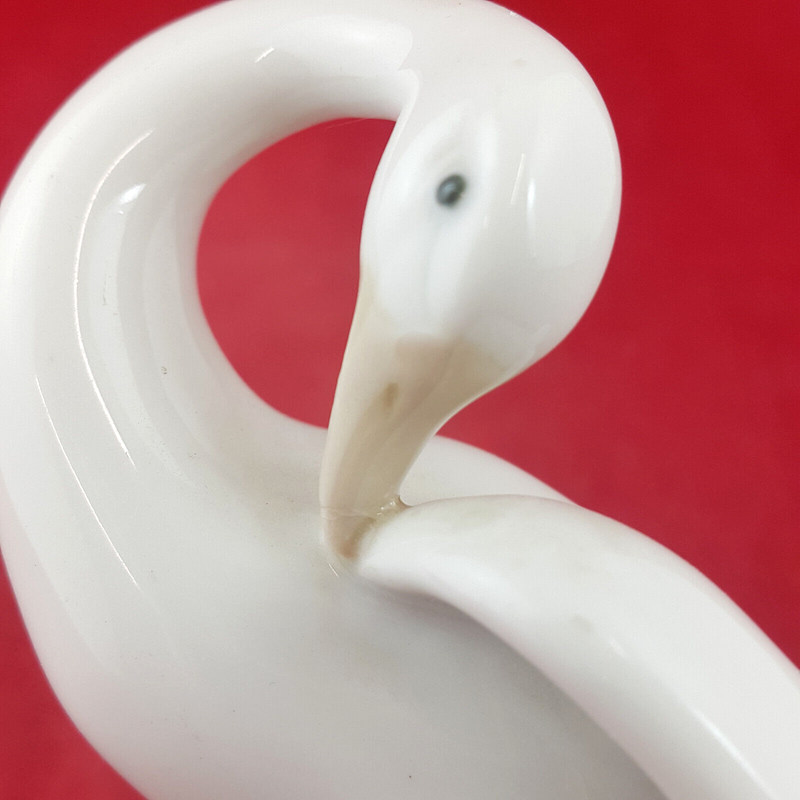 Lladro - Little Duck Beak In Wing 4553 - L/N 2333