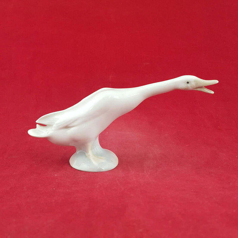 Lladro - Honking Duck / Goose 4551 - L/N 2332