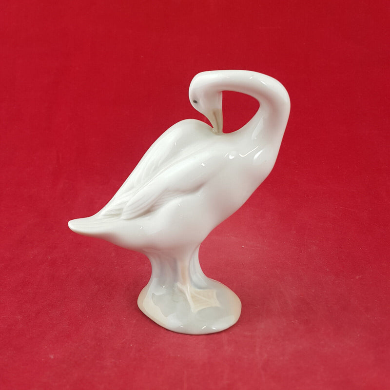 Lladro - Little Duck Beak In Wing 4553 - L/N 2333