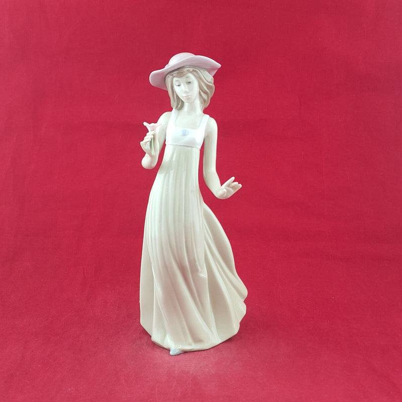 Lladro NAO Figurine 1158 Gentle Breeze - 7596 L/N