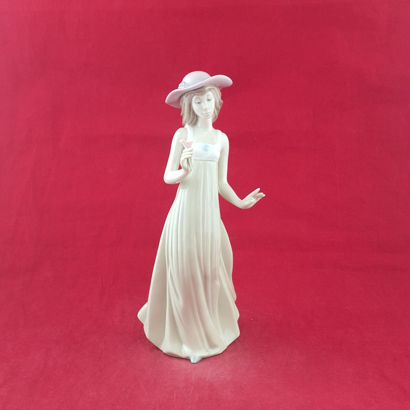 Lladro NAO Figurine 1158 Gentle Breeze - 7596 L/N