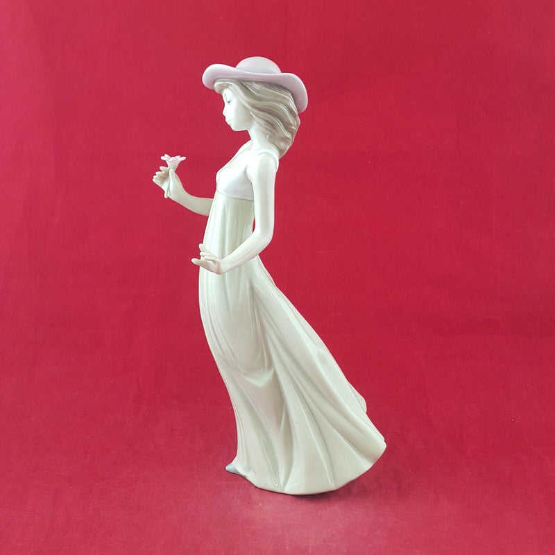 Lladro NAO Figurine 1158 Gentle Breeze - 7596 L/N