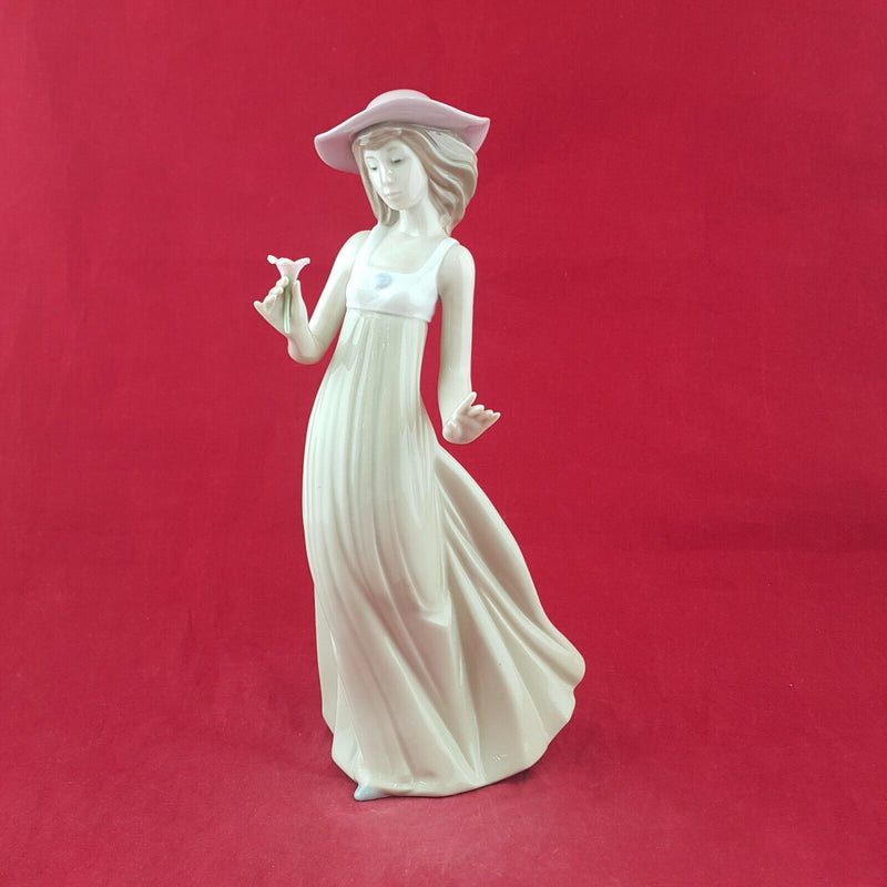 Lladro NAO Figurine 1158 Gentle Breeze - 7596 L/N