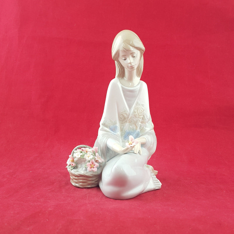 Lladro - Flower Song 7607 - L/N 2329