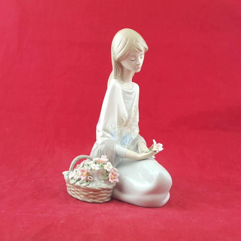 Lladro - Flower Song 7607 - L/N 2329