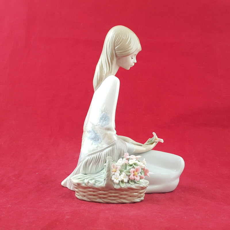 Lladro - Flower Song 7607 - L/N 2329