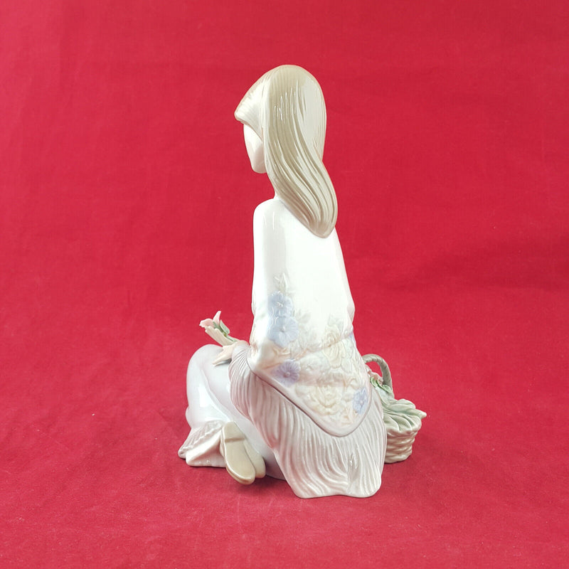 Lladro - Flower Song 7607 - L/N 2329