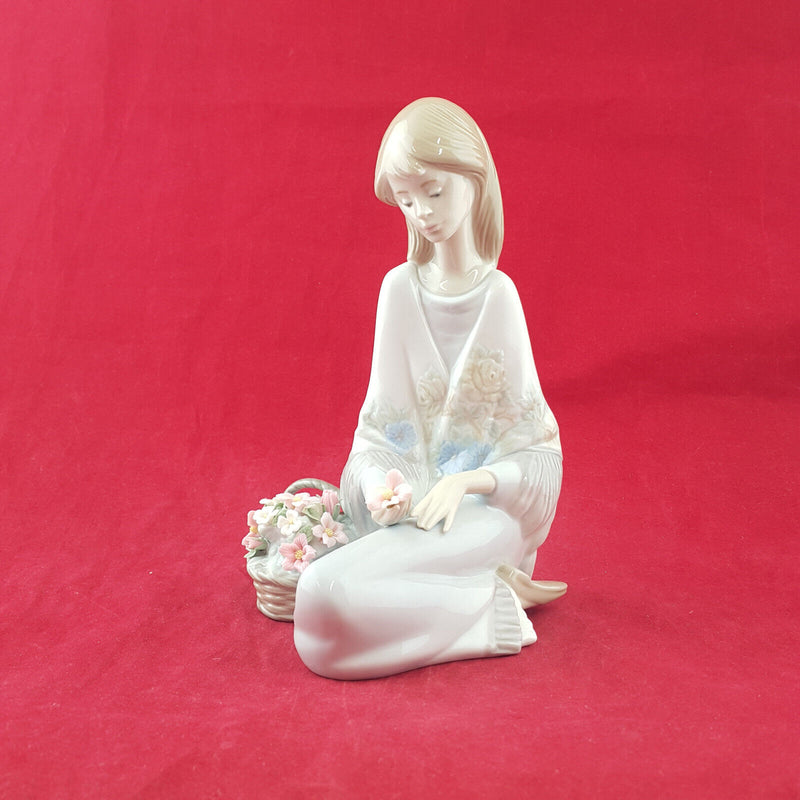 Lladro - Flower Song 7607 - L/N 2329