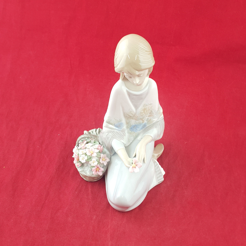 Lladro - Flower Song 7607 - L/N 2329