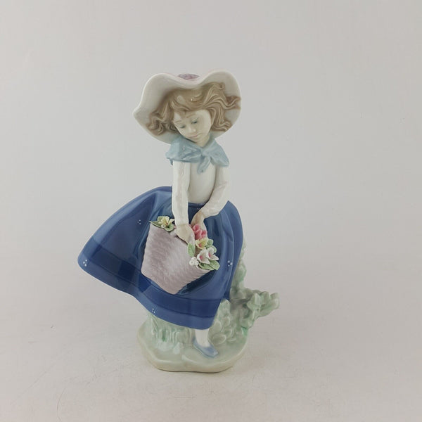 Lladro Figurine 5222 - Pretty Pickings - 7620 L/N