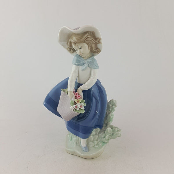 Lladro Figurine 5222 - Pretty Pickings - 7620 L/N