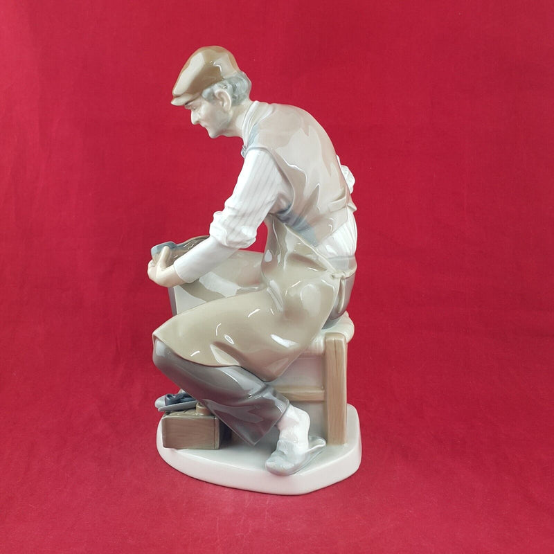 Lladro Figurine 4853 - The Cobbler - Damaged - 7627 L/N – Amazing 