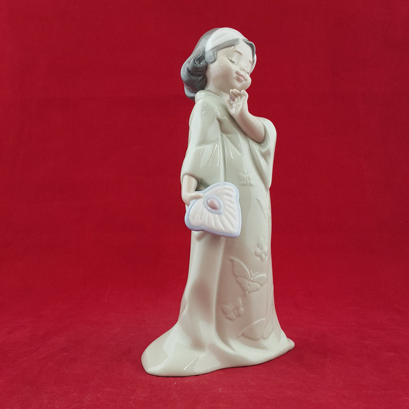 Lladro Nao - Pretty Poses 1483 - L/N 1417