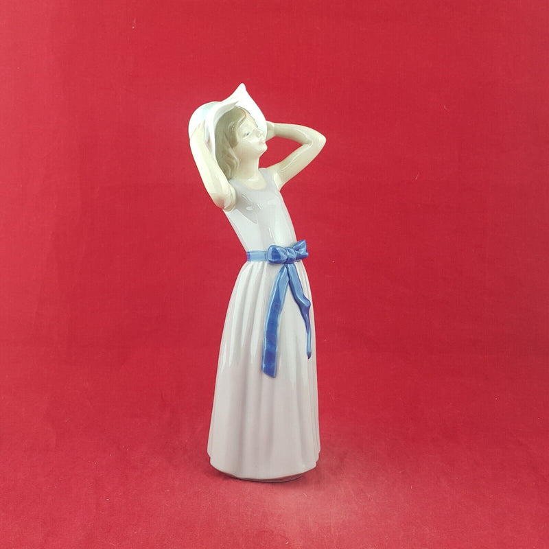 Lladro Figurine 5011 - Trying on a Straw Hat - 7694 L/N