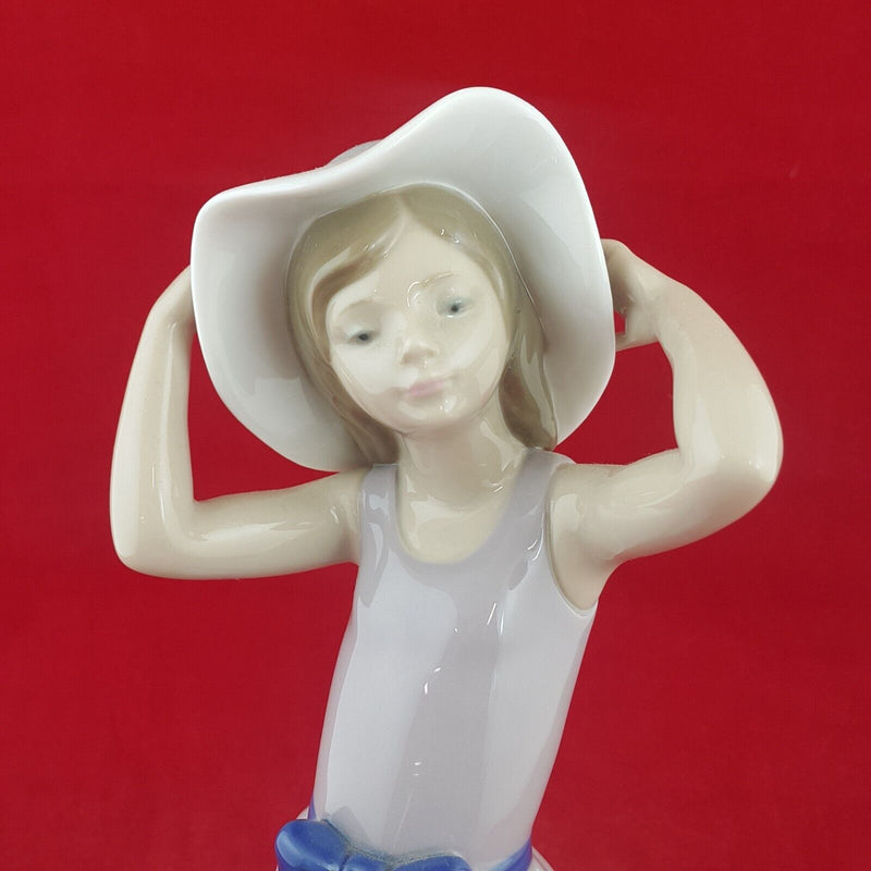 Lladro Figurine 5011 - Trying on a Straw Hat - 7694 L/N