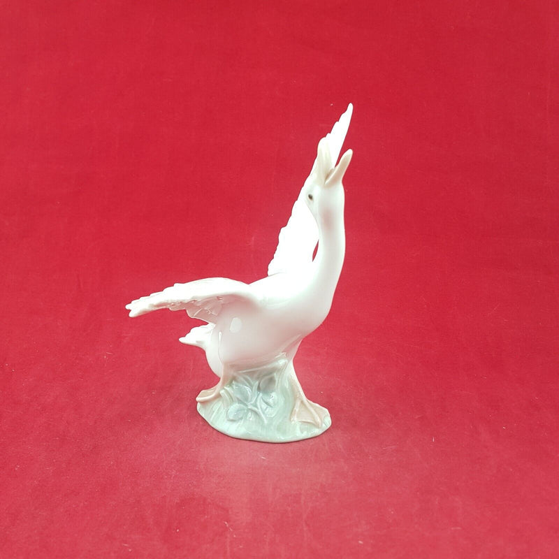 Lladro Figurine 1263 - Duck Running - 7704 L/N