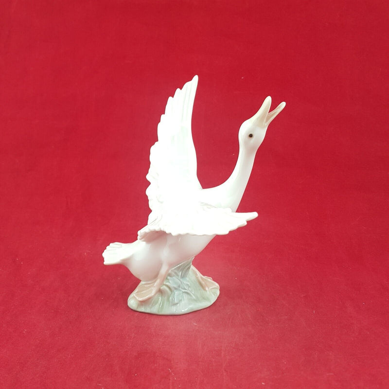 Lladro Figurine 1263 - Duck Running - 7704 L/N