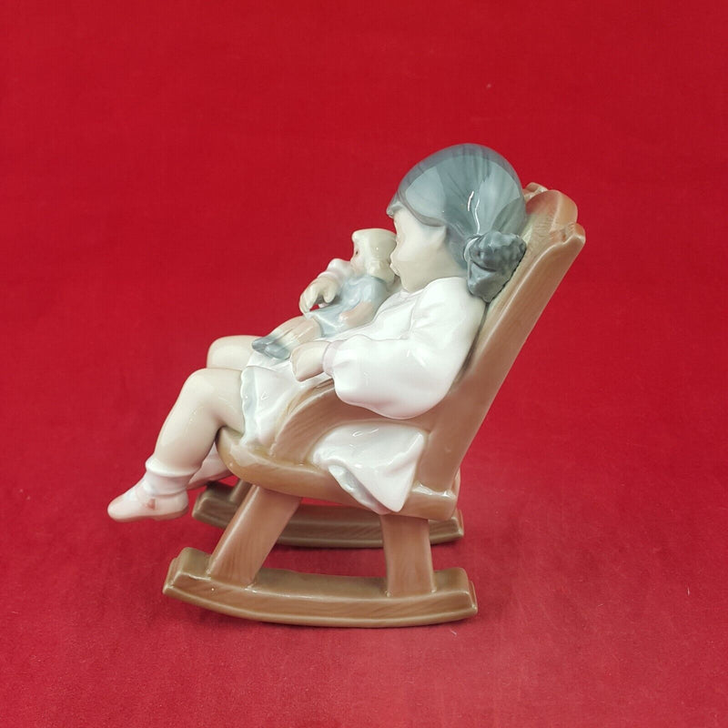 Lladro Figurine 5448 - Naptime - 7700 L/N