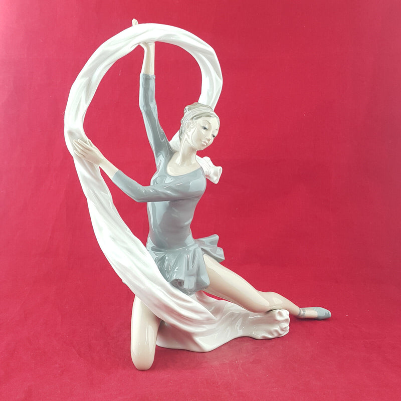 Nao By Lladro - Dancer With Veil (cracked) - L/N 2474