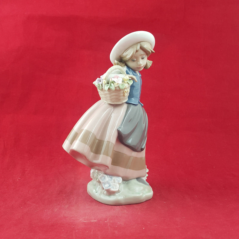 Lladro Figurine - Sweet Scent 5221 - L/N 2463