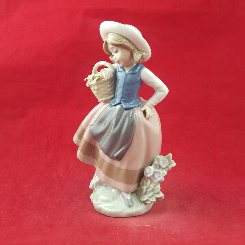Lladro Figurine - Sweet Scent 5221 - L/N 2463