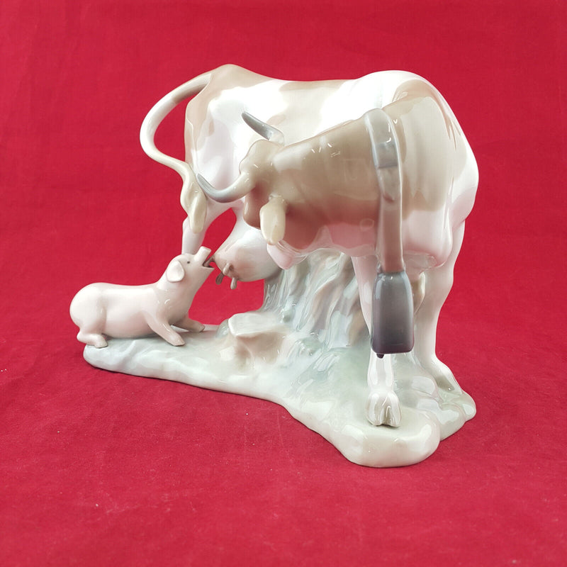 Lladro - Cow With Pig 4640 - L/N 1989