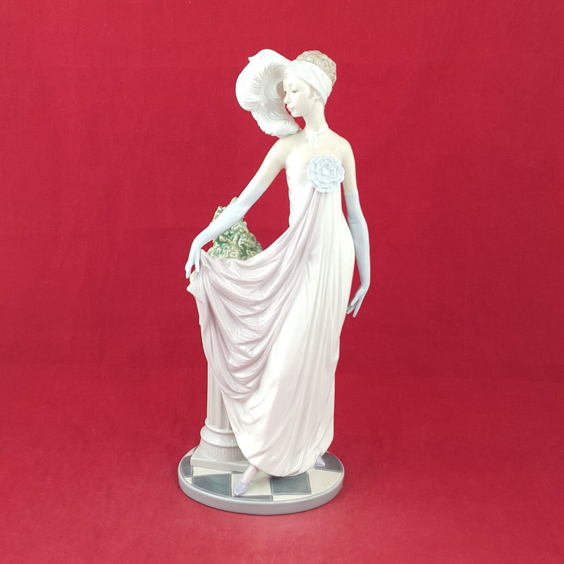 Lladro Porcelain Figurine 5283 Socialite of The 20'S (Chipped) - 8047 L/N