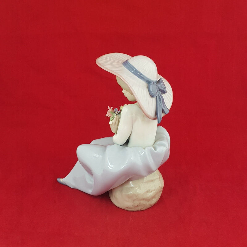 Lladro Figurine - Fragrant Bouquet Girl (Damaged) - 5952  L/N