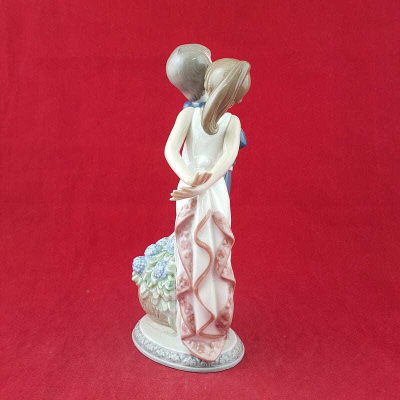 Lladro Figurine 5555 - Lets Make up - Girl Kissing on Boy Cheek - 7210 L/N