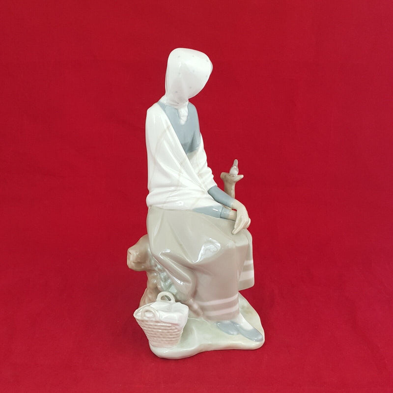 Lladro Figurine 4576 - Shepherd Lady Sitting & Watching A Bird (Restoed) - 5950