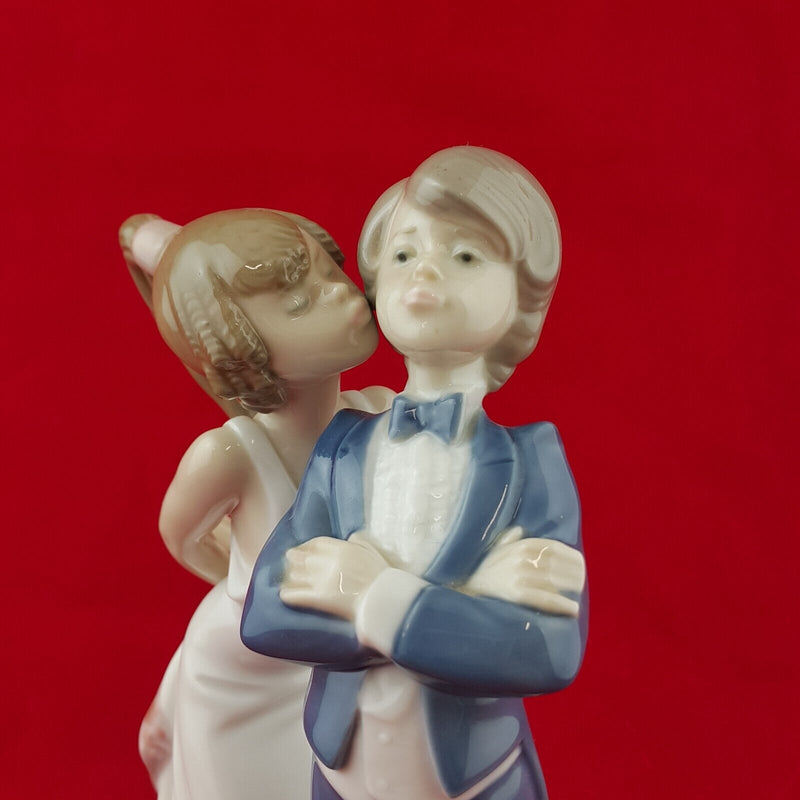 Lladro Figurine 5555 - Lets Make up - Girl Kissing on Boy Cheek - 7210 L/N