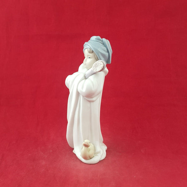 Lladro Porcelain Figurine 6800 Bundles Bather - 8054 L/N